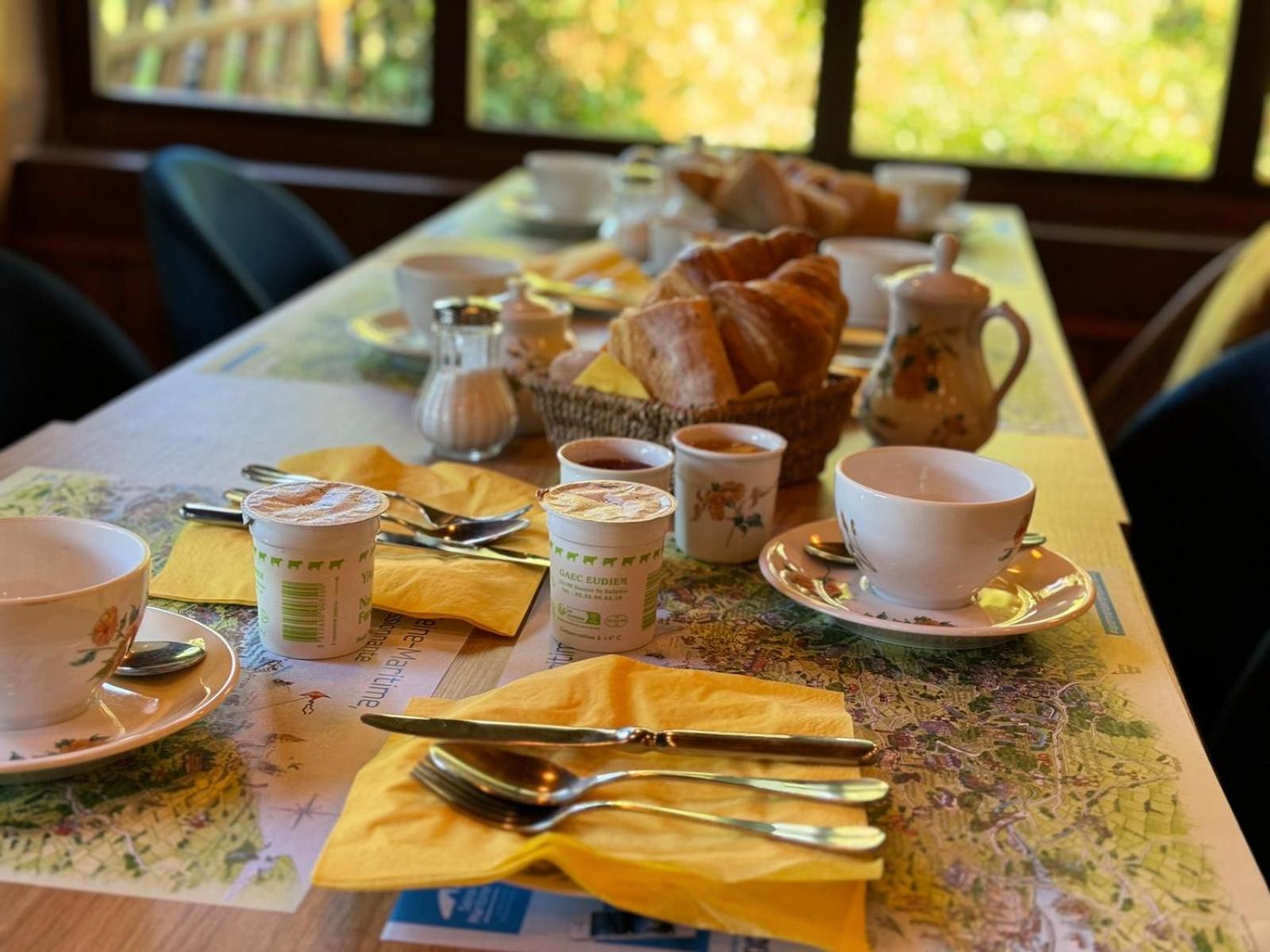 Auberge Du Val Au Cesne Saint-Clair-sur-les-Monts Eksteriør billede